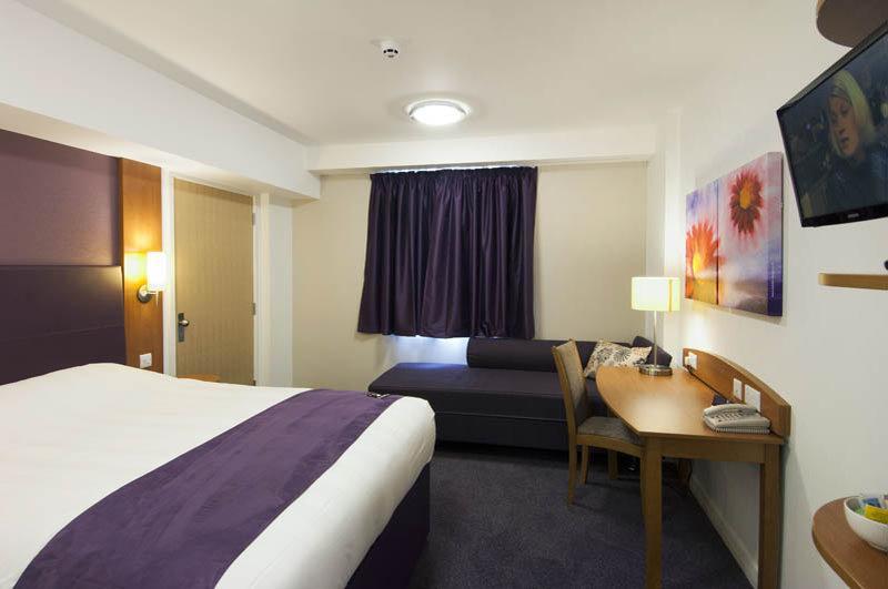 Premier Inn Бодмін Екстер'єр фото